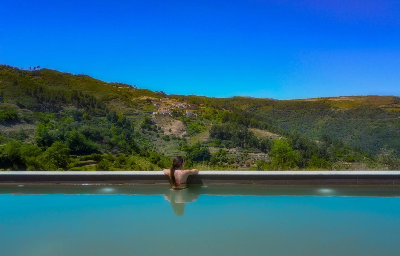 Mw Douro Wine & Spa 산타마르타드페네구아 외부 사진 A woman in a swimming pool