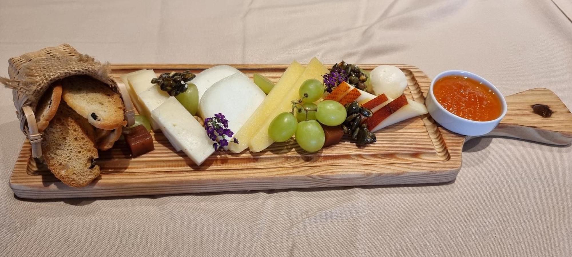 Mw Douro Wine & Spa 산타마르타드페네구아 외부 사진 Cheese platter